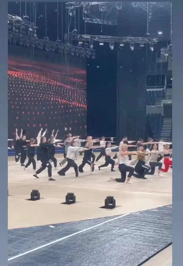 Каблуки долой! Кабаева щеголяет в кроссовках за 100 тысяч на репетиции фестиваля «Алина»