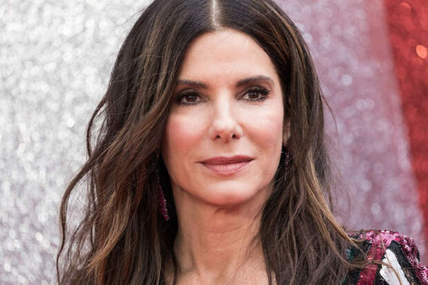 Актриса Сандра Буллок вышла на публику в жакете с мужского плеча