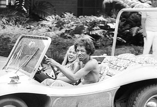Джими Хендрикс за рулем багги с неизвестной женщиной. 6 октября 1968. Весь Мир, история, фотографии