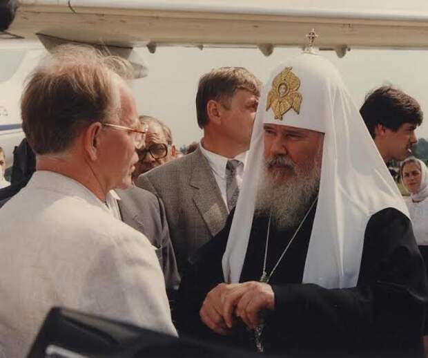 Первый приезд Патриарха Алексия II в закрытый город Арзамас-16  в 1991 году. Встреча в аэропорту.