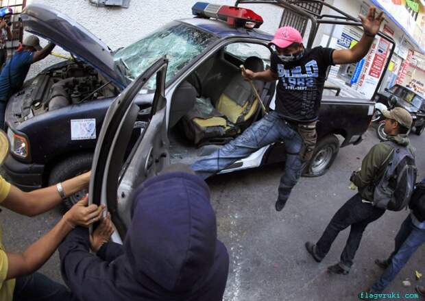 Демонстранты разгромили полицейскую машину во время акции протеста родственников 43 пропавших без вести студентов педагогического колледжа возле федерального суда в Чильпансинго-де-лос-Браво, мексиканский штат Герреро.