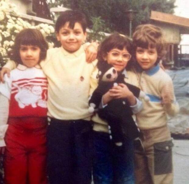 Мальчик, которому было пересажено сердце Николаса. Фото сделано в 1987 году, он в окружении двоюродных братьев и сестер.