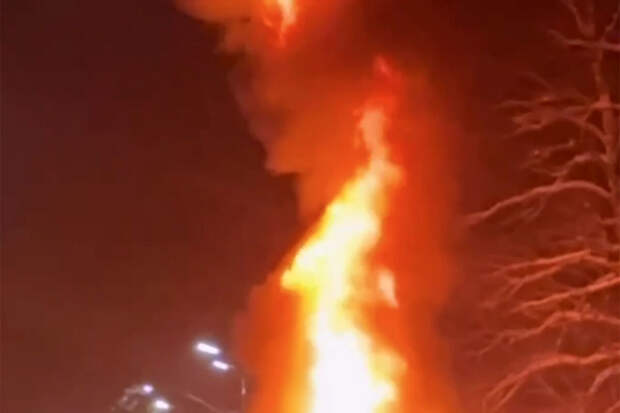 В Казани снегоуборочная техника вспыхнула на ходу и попала на камеру