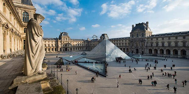 В конце 18 века Лувр впервые открыл свои двери для публики в качестве науионального музея.
