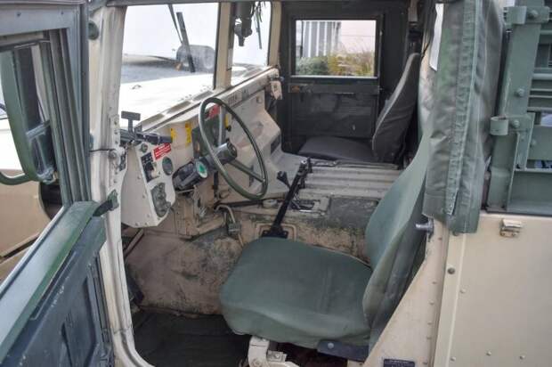 Бывший военный пикап Humvee, предназначенный для использования на дорогах, выставили на продажу