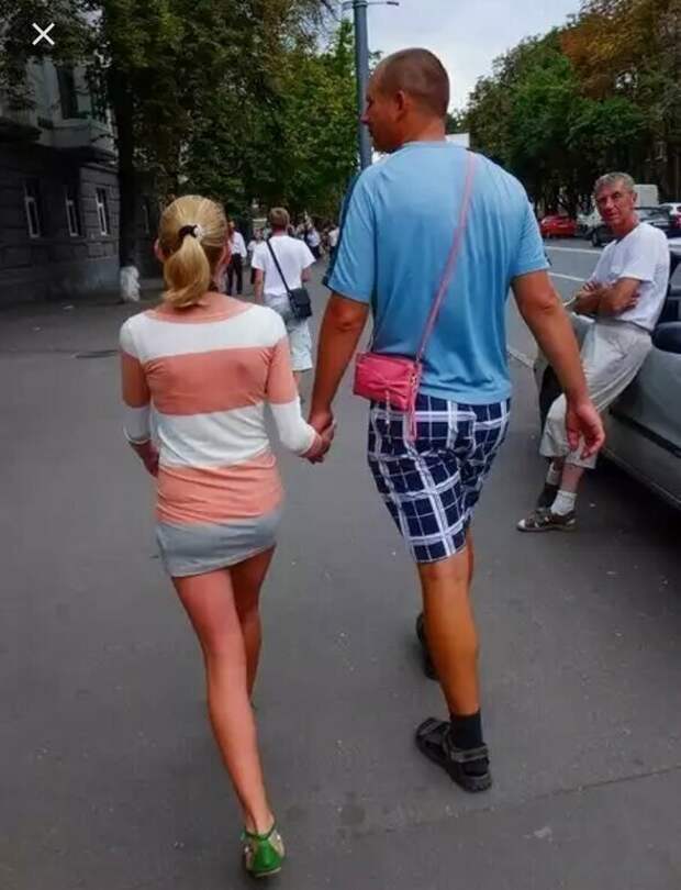 Но эта ведь легкая, почему женщина не несет ее сама?! Но эта ведь легкая, почему женщина не несет ее сама?! каблук, муж и жена, не мужик, подкаблучник, прикол, смешно