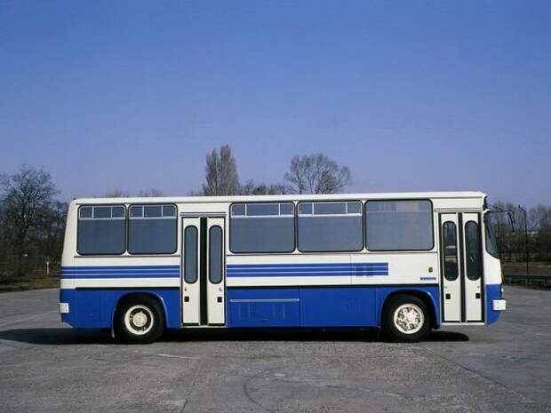 Ikarus 263 и 283, выпускавшиеся с середины 1980-х, представляли собой удлинённые на 1 м Ikarus 260 и 280. Эти автобусы был разработан для экспорта в ГДР, позже началось производство для эксплуатации в Венгрии. Внешне отличались небольшими дополнительными окошками за передней и задней дверями. Первые автобусы оснащались двумя четырёхстворчатыми дверьми. На них использовался тот же дизель D2156 HM6U с турбонаддувом мощностью 220 л.с. Увеличение длины автобуса позволило изменить компоновку салона. Вместо убранных сидений напротив средней двери появилась просторная накопительная площадка. Была увеличена и задняя накопительная площадка. Салон стал намного комфортабельнее за счёт установки новых сидений с более высокими спинками и боковыми ручками для стоящих пассажиров. Сиденья, располагавшиеся около дверей, были отгорожены от них стеклянными перегородками. В плафонах освещения нового типа использовались люминисцентные лампы. Спустя год эти новшества были внедрены и на Ikarus 260 и 280.  Ikarus 216 (1985–1990)