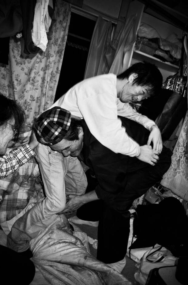 Жизнь японского фотографа и его семьи в однокомнатной квартире