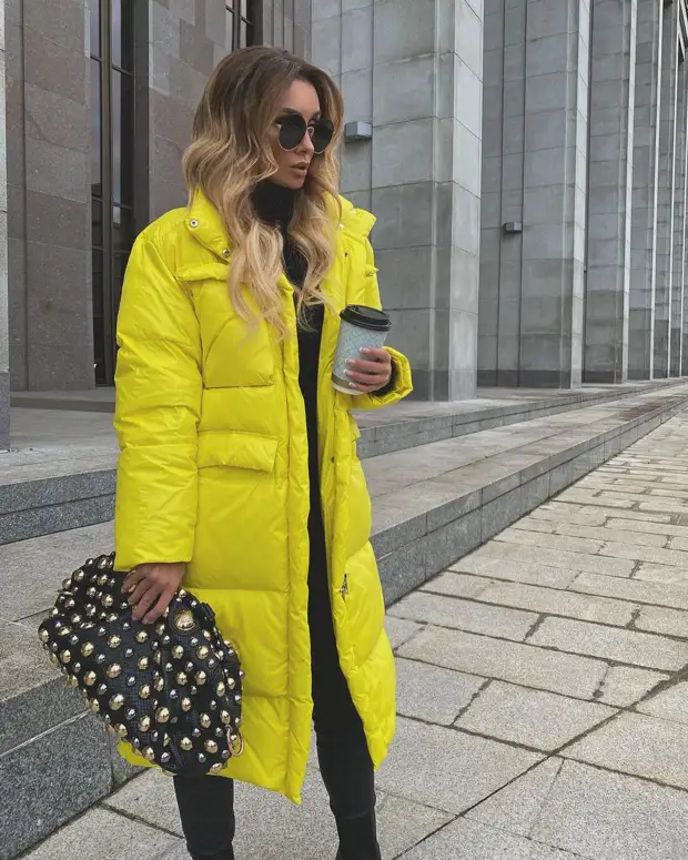 Как стильно носить желтую куртку: 10 способов привлечь внимание окружающих