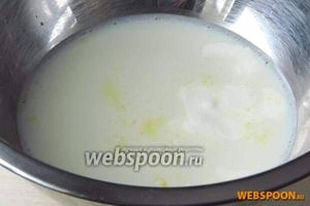 В яичную массу влить молоко, добавить сметану и соль.
