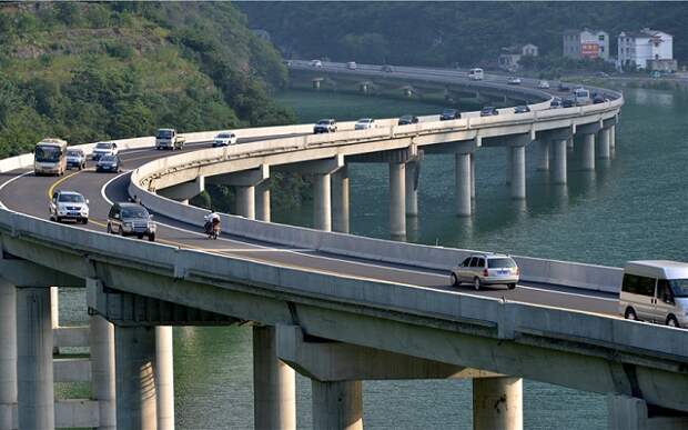 Over-Water highway – первый в мире мост, построенный по руслу реки.