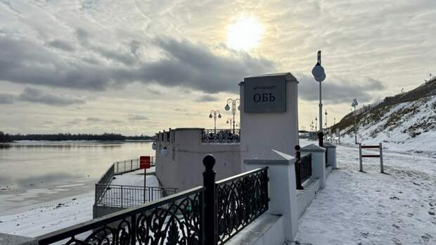 На набережной Барнаула установили постамент для арт-объекта "Обь"