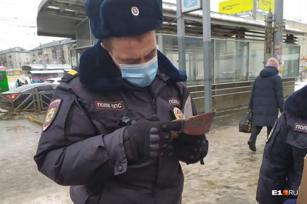 Правозащитник рассказал, что полицейский звонил по телефону, когда проверял документы Правозащитник рассказал, что полицейский звонил по телефону, когда проверял документы
