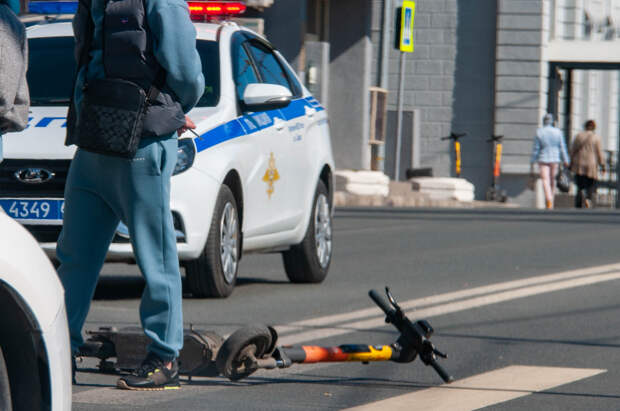 В Екатеринбурге девушка упала с самоката и получила тяжелейшую травму