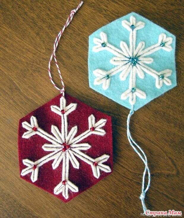 Интересный вариант создания снежинок из фетра для украшения новогодней елочки.