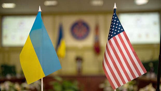 Флаги Украины и США. Архивное фото