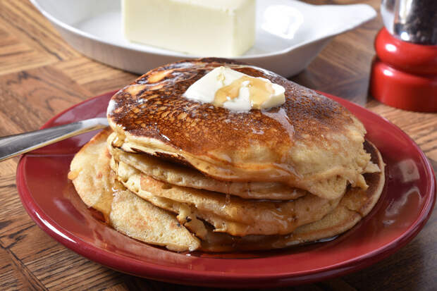 Диетолог Поляков: блины не рекомендуется запивать молоком