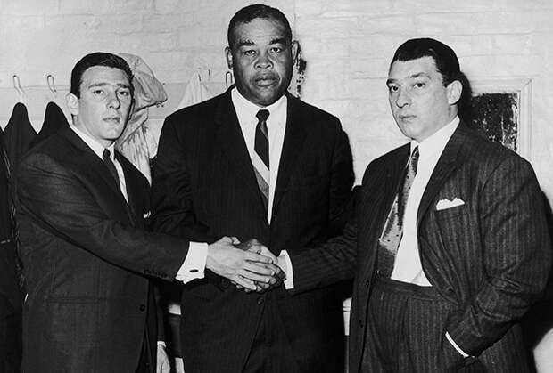 В 1950 году, когда была сделана эта фотография, Реджи и Ронни еще надеялись сделать карьеру боксеров. Вместе с матерью Вайолет, которая в основном и занималась воспитанием братьев. 