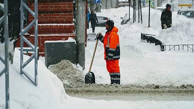 Из-за снегопадов россияне начали массово скупать лопаты