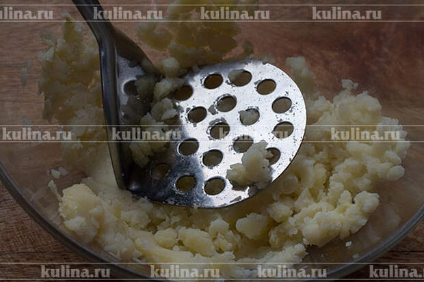 Картофель очистить, размять в пюре.