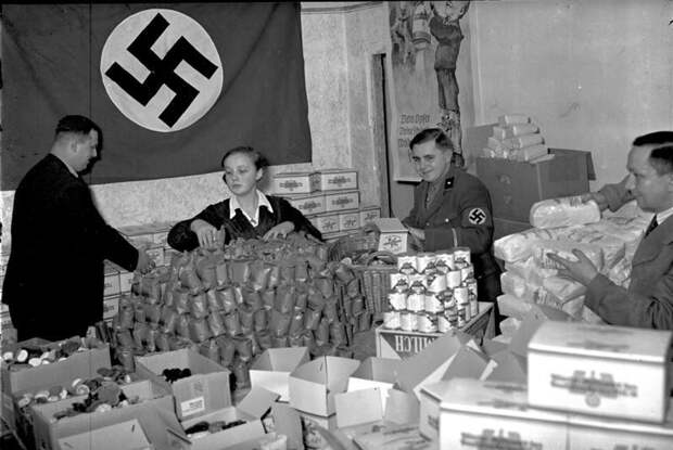 3. Волонтеры собирают рождественские пожертвования для бедных, Берлин, декабрь 1935 г. германия, история, фото