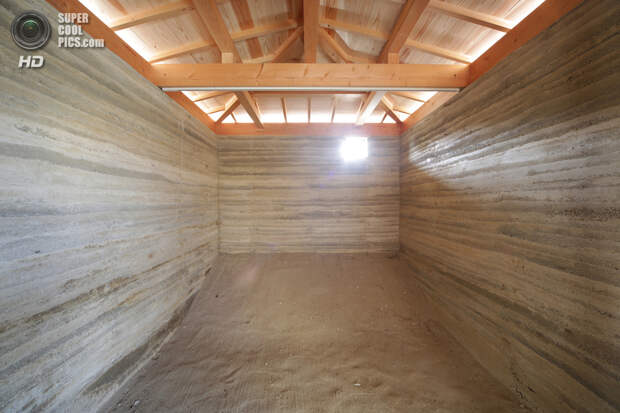 Япония. Хондзима, Кагава. Дом Zenkonyu x Tamping Earth, спроектированный Tadashi Saito + Atelier NAVE. (Toshihiro Misaki)