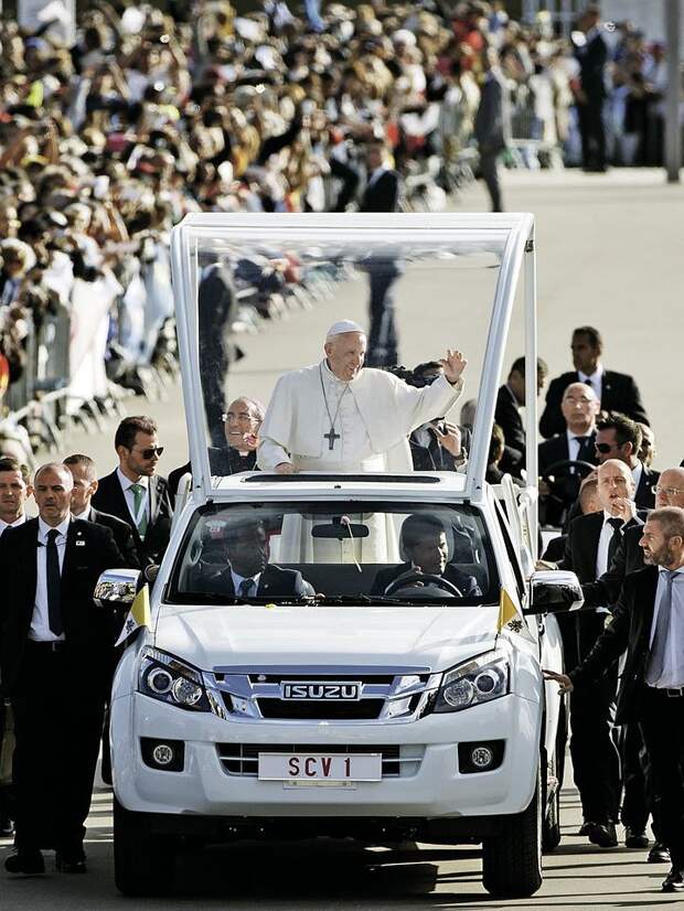 Папа Римский Франциск появлялся на людях обычно на простых машинах.