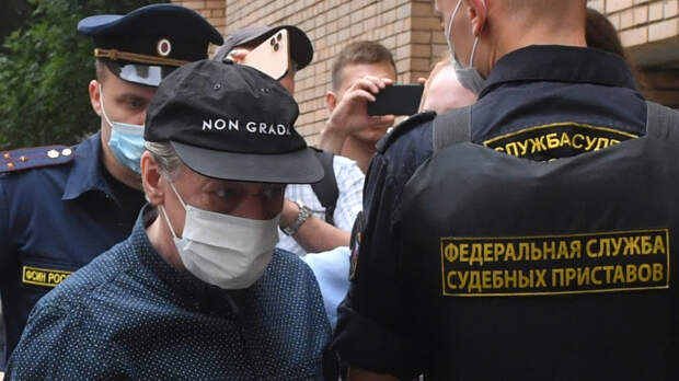 Слушание по делу Михаила Ефремова было перенесено из-за неявки адвокатов в здание суда