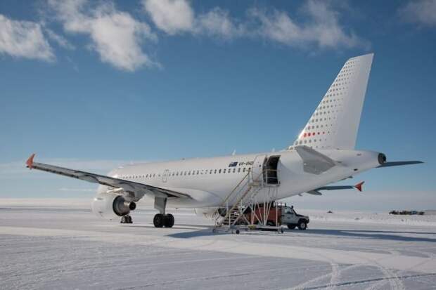 Авиалайнер Airbus A-319 после посадки на аэродром Уилкинс в Антарктиде