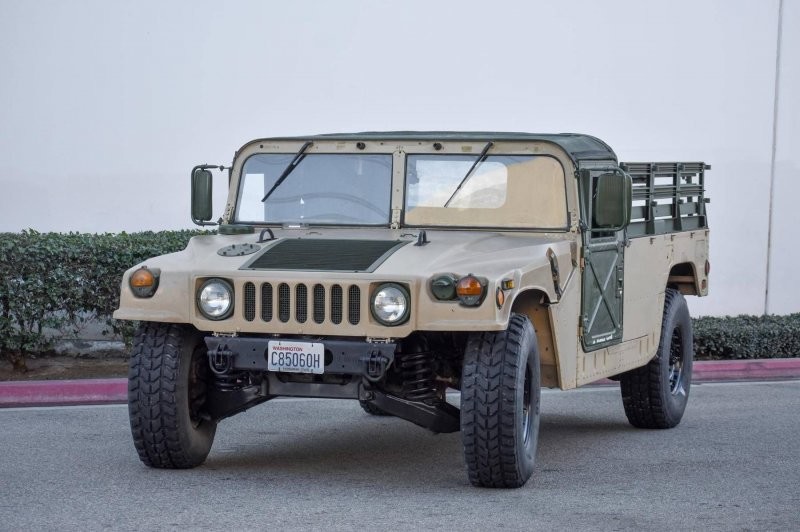 Бывший военный пикап Humvee, предназначенный для использования на дорогах, выставили на продажу