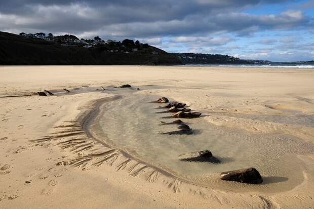 В Англии на пляже появились останки древних кораблей