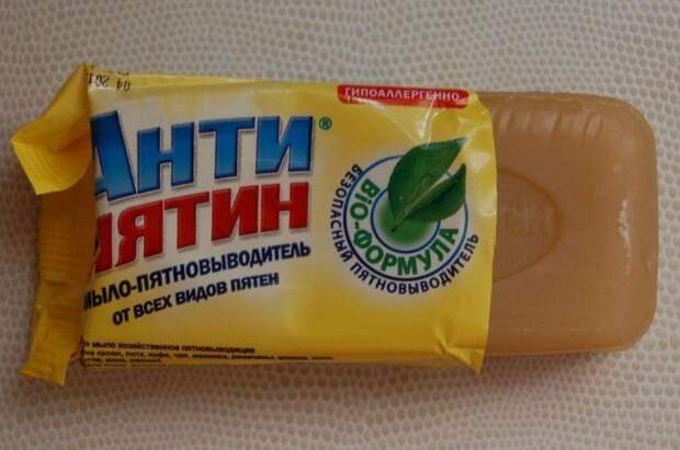 Специальные пятновыводители помогут в сложных случаях / Фото: poradum.com.ua Специальные пятновыводители помогут в сложных случаях / Фото: poradum.com.ua