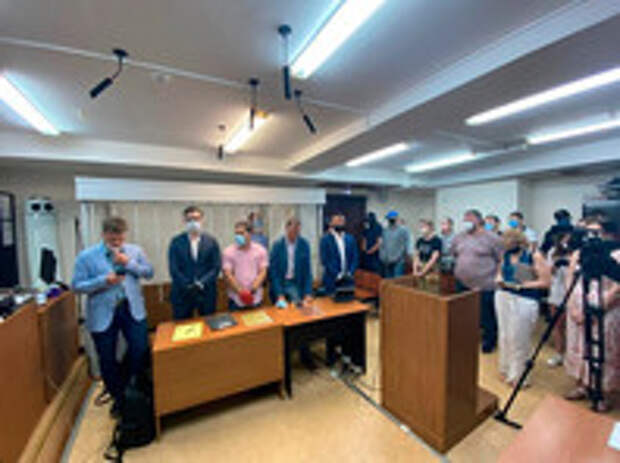 В ходе обсуждения процедурных вопросов выяснилось, что председателю Лефортовского райсуда Василию Голованову было направлено уведомление от руководства следственного управления ФСБ , в котором говорилось, что все судебные документы по делу Сафронова составляют тайну следствия, а материалы расследования - гостайну В ходе обсуждения процедурных вопросов выяснилось, что председателю Лефортовского райсуда Василию Голованову было направлено уведомление от руководства следственного управления ФСБ , в котором говорилось, что все судебные документы по делу Сафронова составляют тайну следствия, а материалы расследования - гостайну