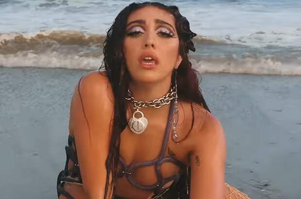 Дочь Мадонны записала свою первую песню и выпустила откровенный клип