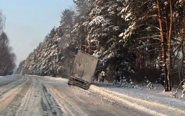 В Шиловском районе фура вылетела с дороги у села Инякино