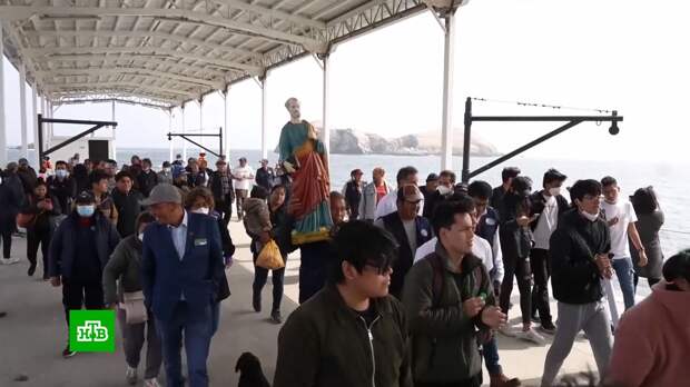 В Перу рыбаки борются с разливом нефти при помощи омовения статуи святого Петра