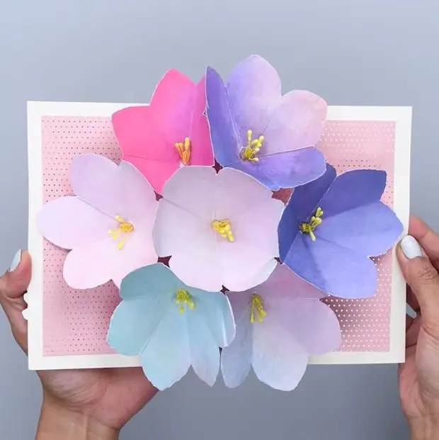 открытка с объемными цветами внутри