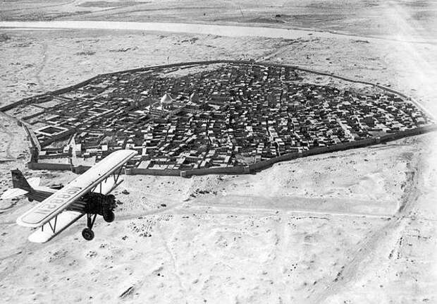 Аэроплан над городом Самарра. Ирак. 1918г. интересно, история, фото