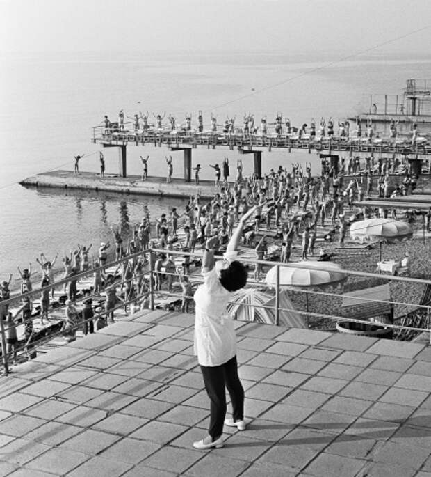 Утренняя гимнастика на ялтинском лечебном пляже, 1977 год