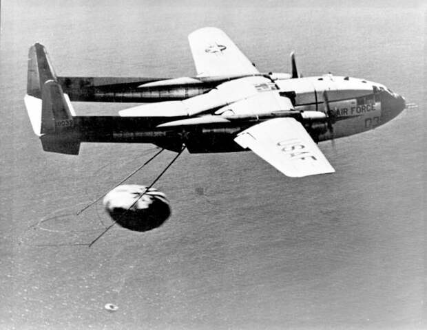 Самолет С-119J был специально модифицирован для поиска и сбора в воздухе возвращаемых с орбиты капсул со спутников Discoverer. 19 августа 1960 года этот самолет впервые подобрал спускаемую, капсулу на высоте 2,5 км в 560 км к юго-западу от Гонолулу, Гавайи. Источник изображения: архивы ВВС США