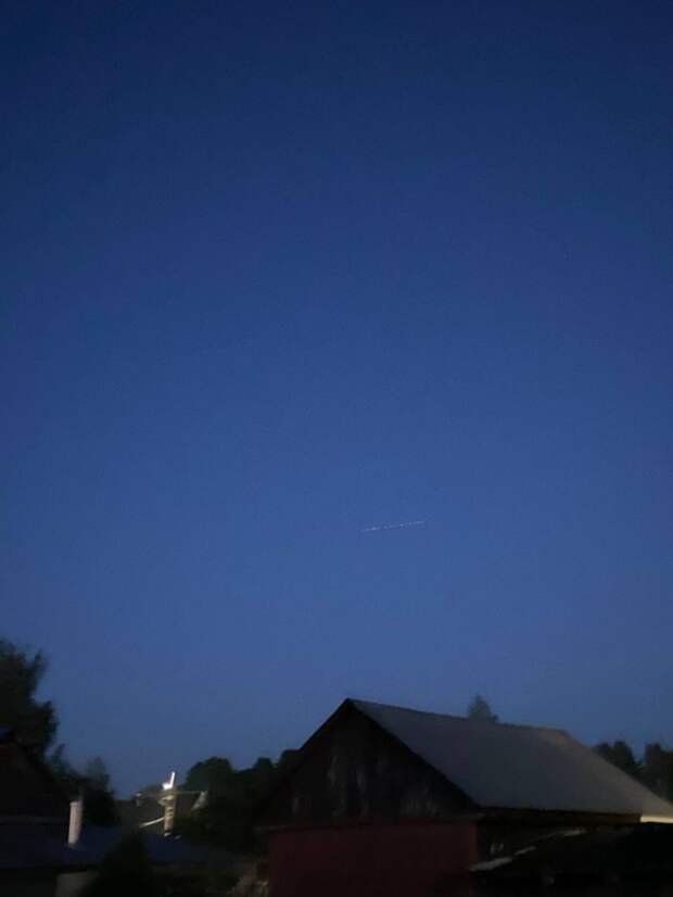Спутники Илона Маска попали на видео, пролетая над Костромской областью