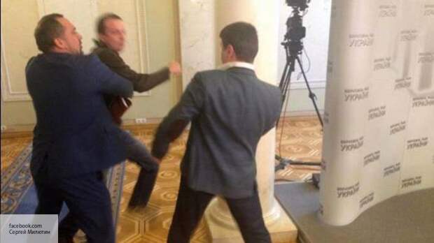 В Раде бардак: «Оппоблок» и партия Тимошенко объявили бойкот власти, депутат подрался с журналистом