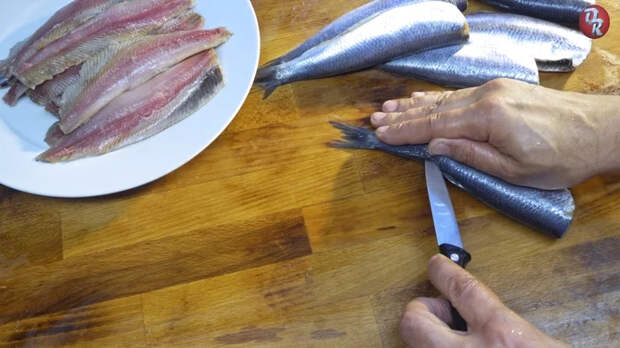 Малосольная селедка быстро и вкусно Еда, Рыба, Рецепт, Видео рецепт, Кулинария, Вкусно, Вкусняшки, Закуска, Селедка, Кухня, Ужин, Обед, Блюдо, Диета, Меню, Длиннопост
