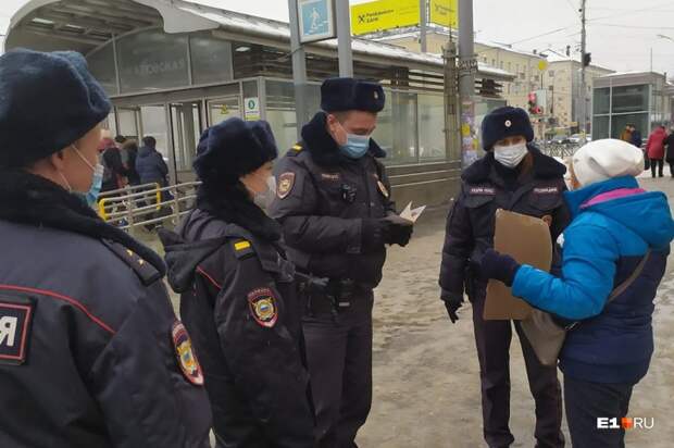 К пенсионерке подошли четверо полицейских К пенсионерке подошли четверо полицейских