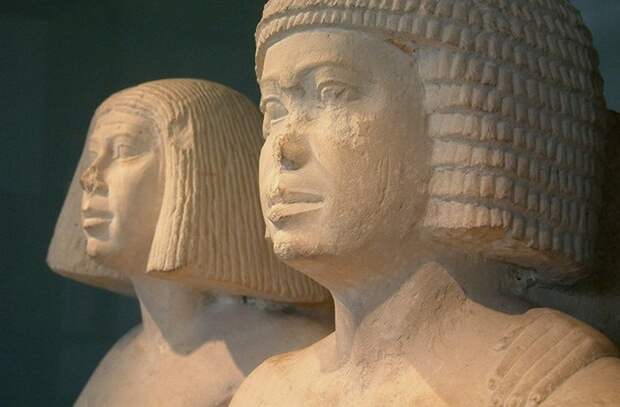 Древние египтяне в париках.