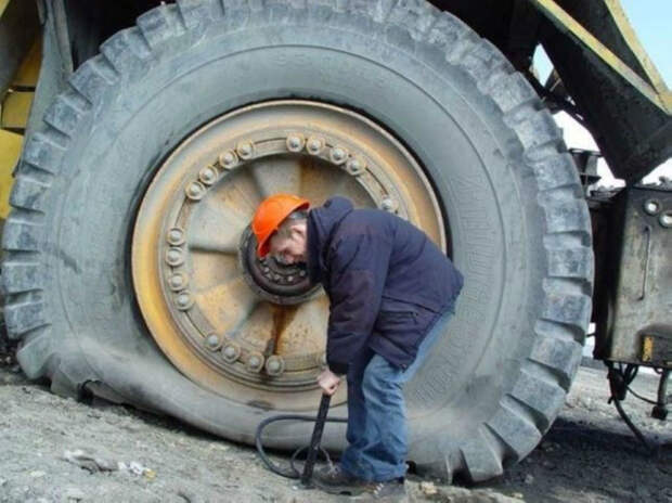 Маленький насос против большого спущенного колеса. | Фото: LinkedIn. Маленький насос против большого спущенного колеса. | Фото: LinkedIn.