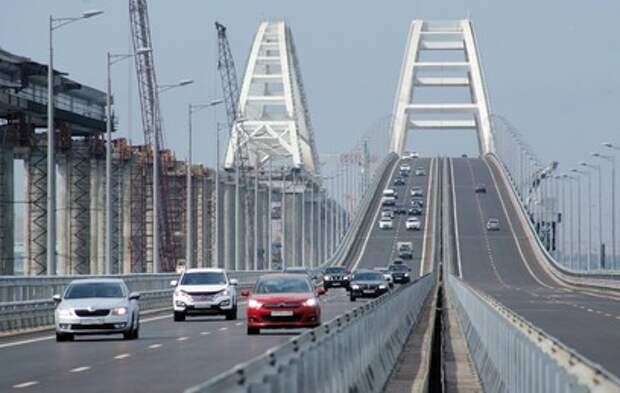 Крымский мост открыли для грузовых автомобилей