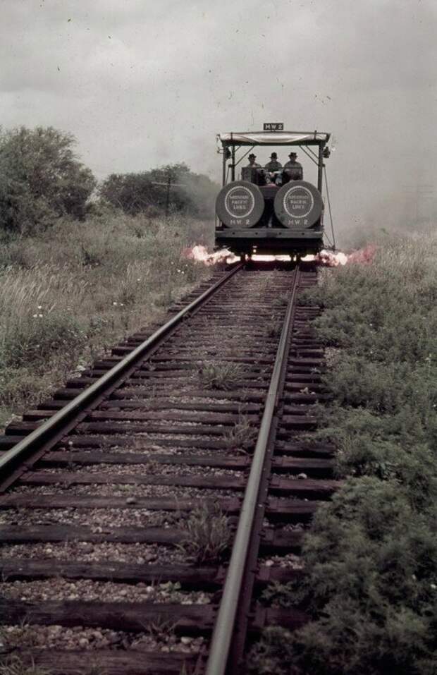 Травосжигательная машина железнодорожной компании Missouri Pacific Railroad в работе, 1941 год. история, ретро, фото