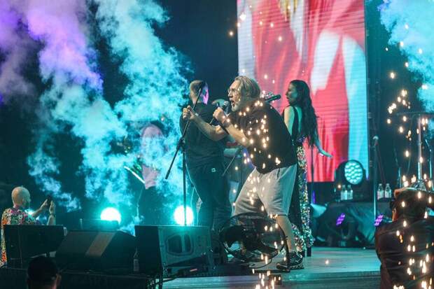 «Молодежь воспиталась на Шнуровых»: Организатора концерта «Ленинграда» оштрафовали за мат