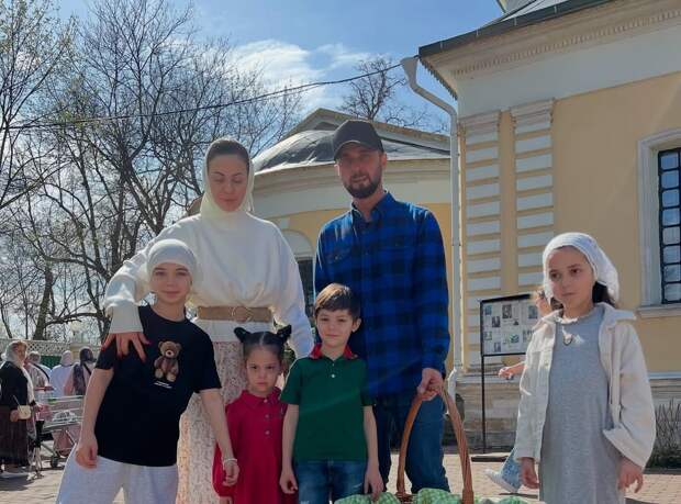 Юморист Демис Карибидис опубликовал фото с женой и детьми